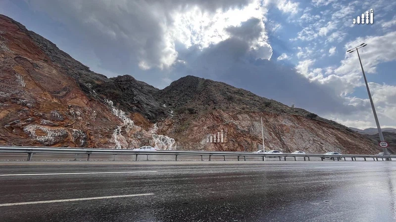 سلطنة عُمان: أخدود من مُنخفض جوي يتمركز بعيداً عن السلطنة يعزز من فرص هطول الأمطار على أجزاء من جبال الحجر الأيام القادمة | طقس العرب